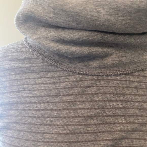Lululemon Reversible Double up Heather grey sweater - Picture 11 of 11